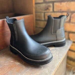 NWOT- Hunter Black Chelsea Boots w/ Refined Stitching- Sz 7 Women
